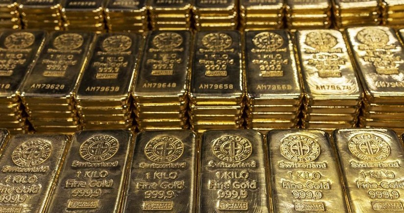 Котировки золота в понедельник показали максимальное падение за год