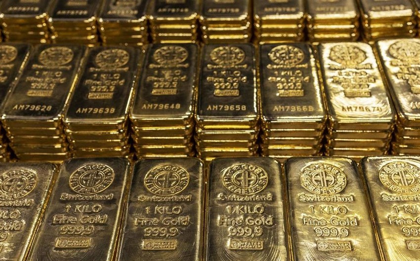 Котировки золота в понедельник показали максимальное падение за год