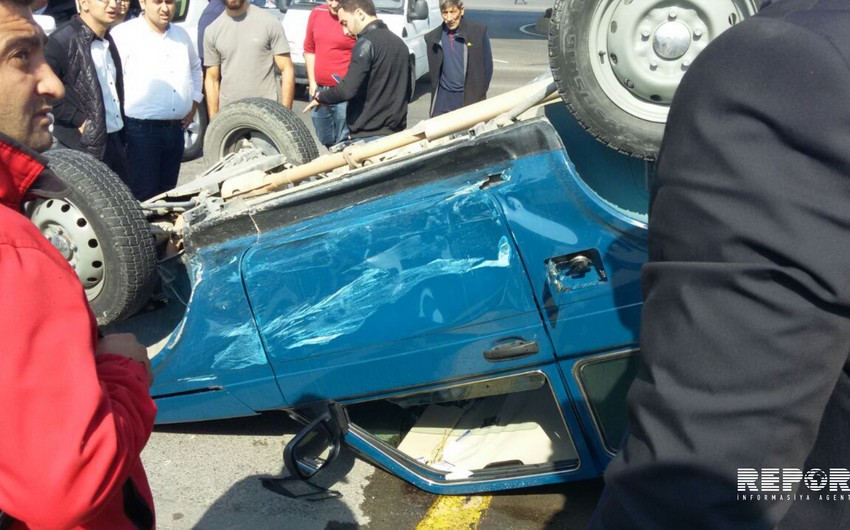 В Баку перевернулся легковой автомобиль, есть пострадавшие - ФОТО - ВИДЕО