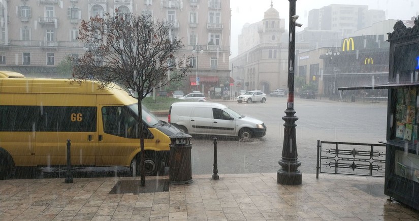 В Тбилиси сильный дождь и шквальный ветер нанесли ущерб инфраструктуре