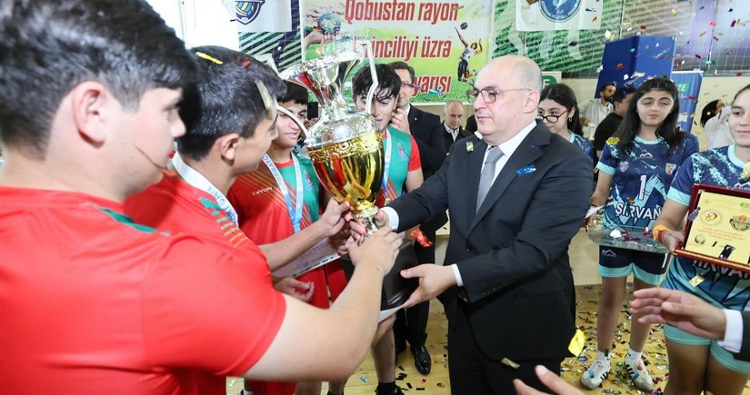 Şahin Bağırov Qobustanda yeniyetmə voleybolçularla görüşüb