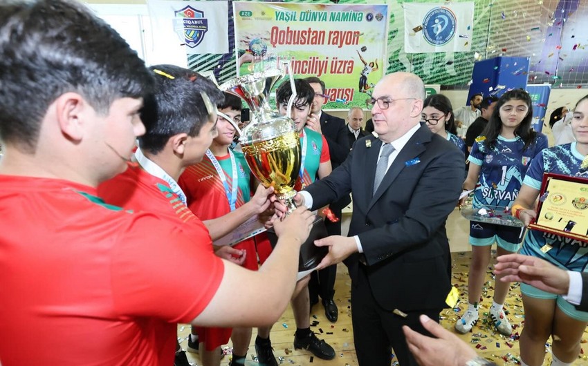 Şahin Bağırov Qobustanda yeniyetmə voleybolçularla görüşüb