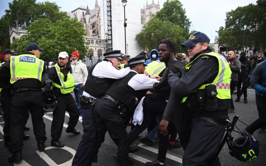 В Лондоне задержаны 13 протестующих из-за смерти афроамериканца