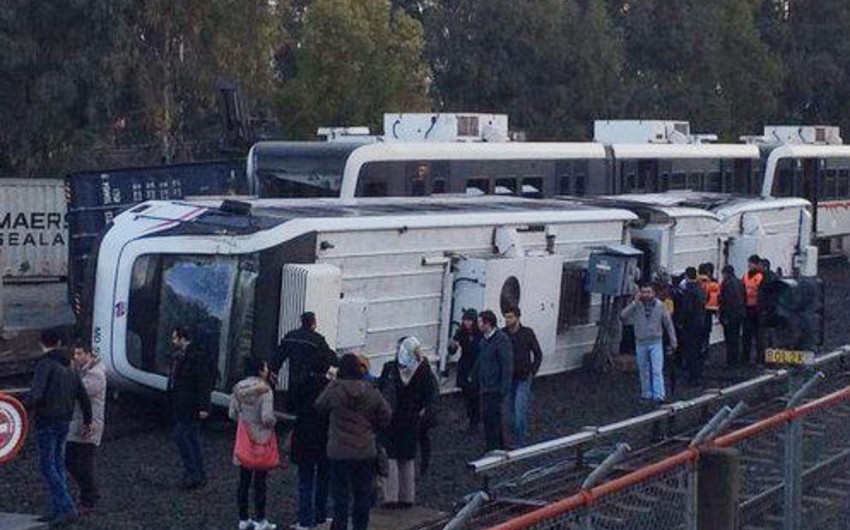 В Измире перевернулся вагон метро, есть раненые