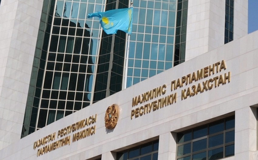 Депутаты нижней палаты парламента Казахстана обратились к президенту с предложением досрочно распустить палату