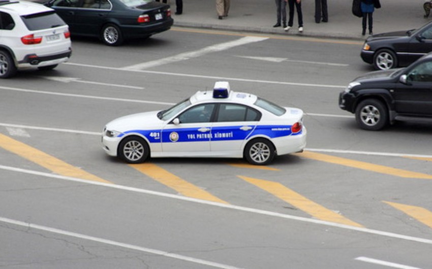 В Баку пьяный водитель ударил сотрудника ДПС головой