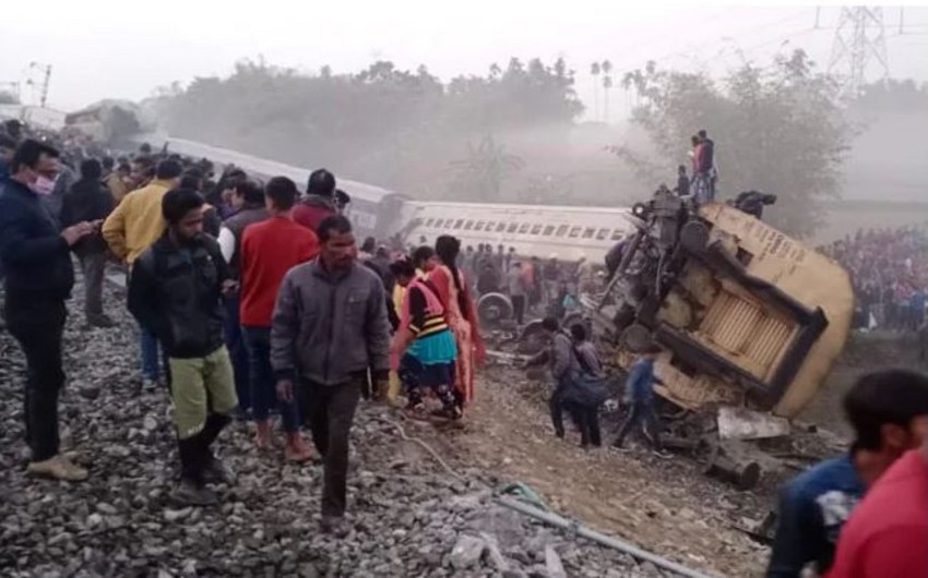 В Индии пассажирский поезд сошел с рельсов, погибли 9 человек