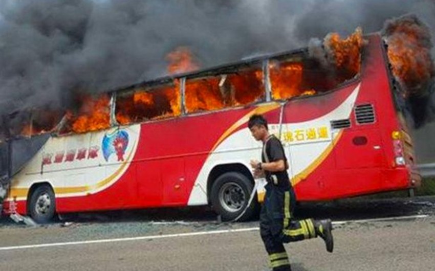 Tayvanda turistləri daşıyan avtobus qəzaya düşüb, azı 26 nəfər ölüb