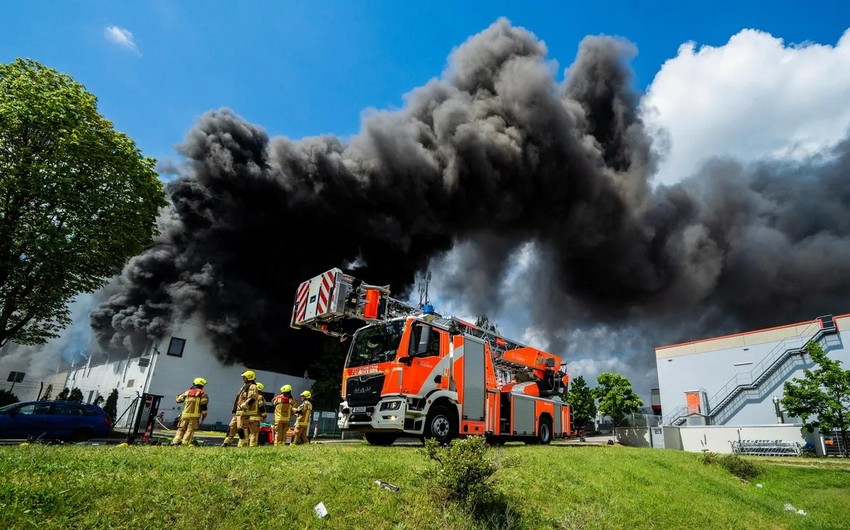 В Берлине возобновили тушение пожара на предприятии Diehl Metal