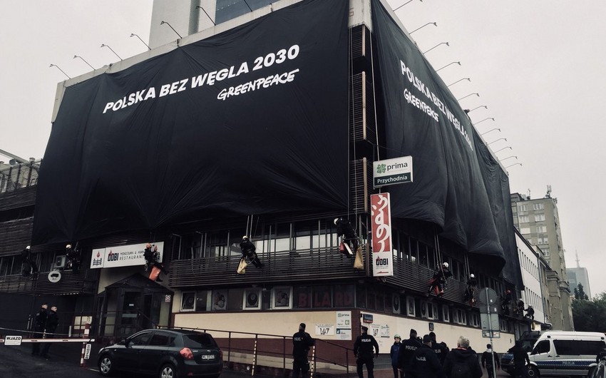 Активисты из Greenpeace залезли на крышу здания польской правящей партии