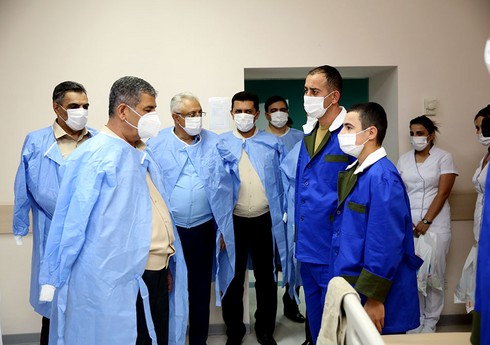 Министр обороны Азербайджана посетил военный госпиталь