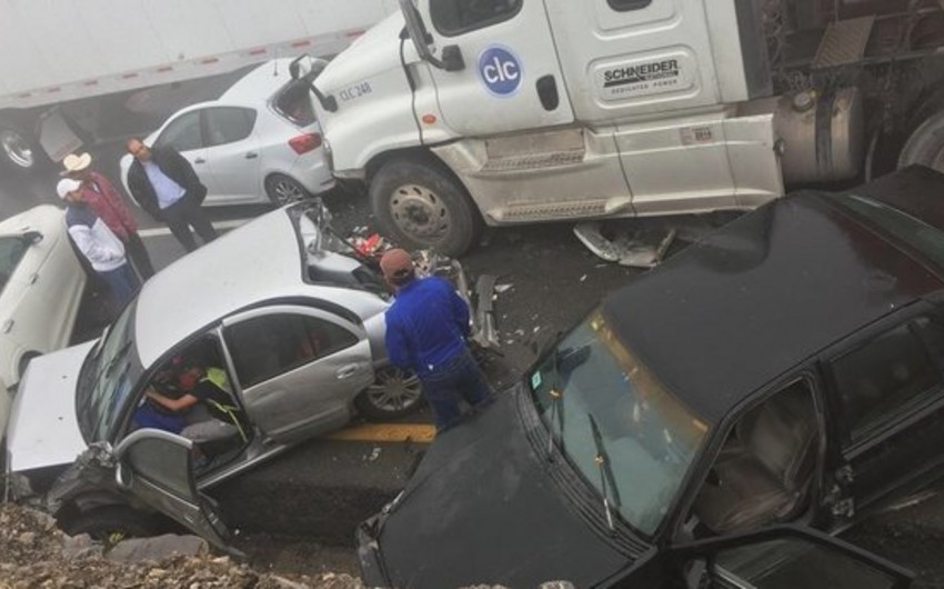 Meksikada yol qəzasında 11 nəfər ölüb