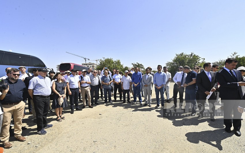 Foreign diplomats get acquainted with work carried out in residential complex in Aghdam