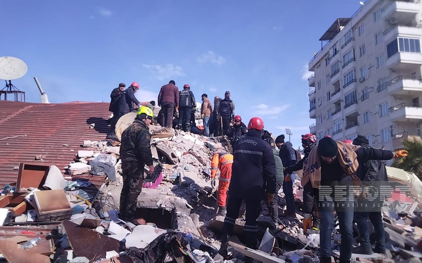 Azərbaycanın xilasediciləri Kahramanmaraşın Heydər Əliyev prospektində axtarış-xilasetmə əməliyyatları keçirir