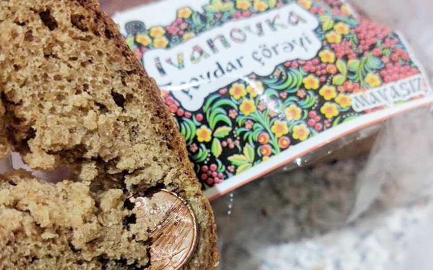 В Баку в буханке хлеба обнаружили 3-копеечную монету - ФОТО