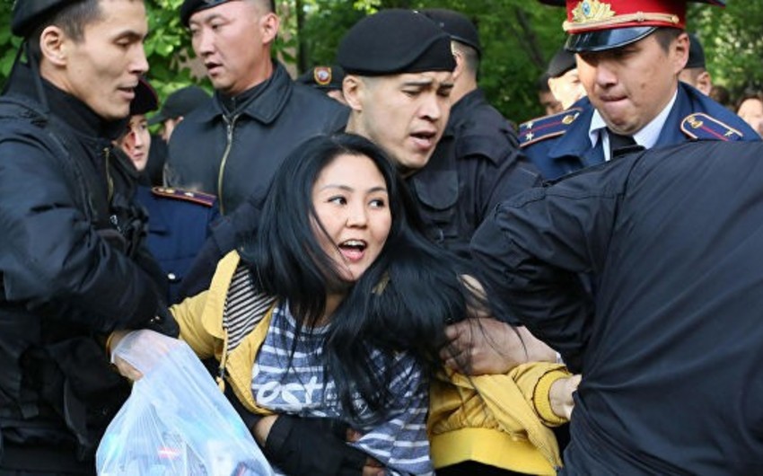 В Казахстане более 300 полицейских пострадали в ходе митингов