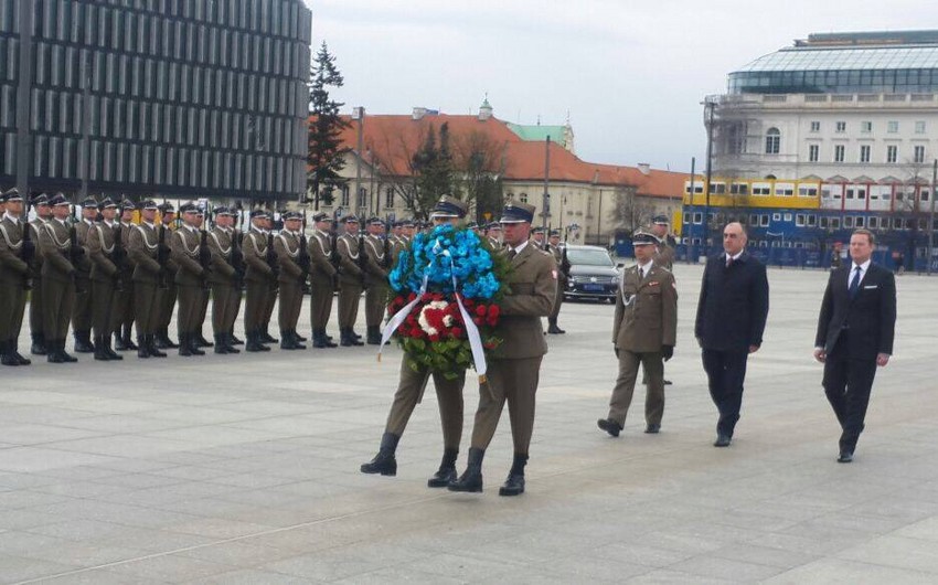 Глава МИД Азербайджана возложил венок к мемориалу неизвестного солдата в Варшаве