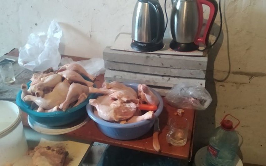 В Гяндже пресечена попытка поставки непригодного куриного мяса в донерные