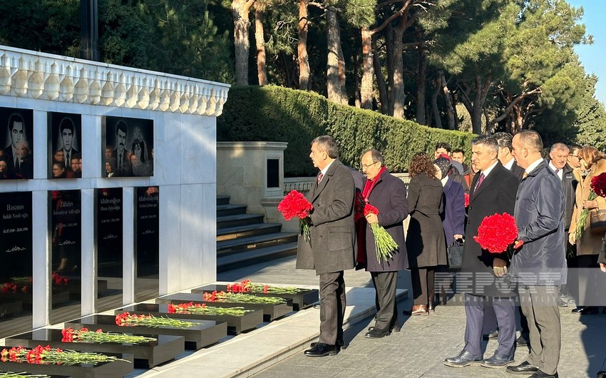 Министр образования Турции посетил Аллею почетного захоронения и Аллею шехидов