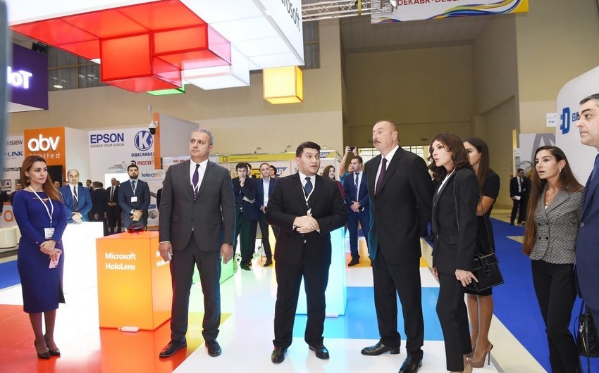 Президент Азербайджана Ильхам Алиев ознакомился с выставкой Bakutel-2018