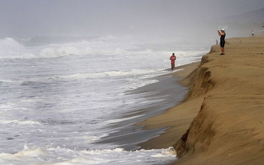 Ураган Патрисия принес многометровые волны к побережью Мексики