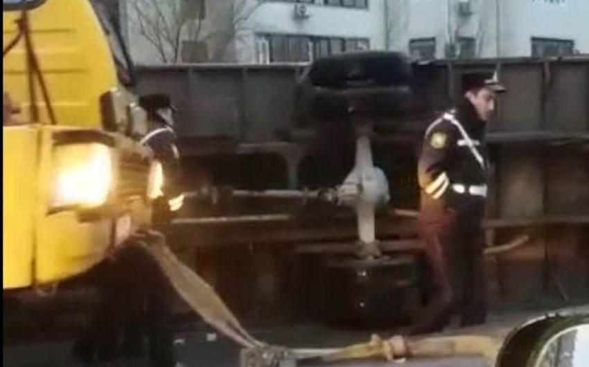 В Баку столкнулись 3 машины, грузовик перевернулся