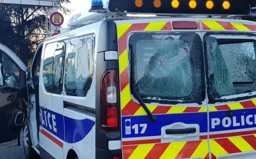 В Лионе желтые жилеты напали на полицейский автомобиль - ВИДЕО