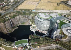 World's first 'underground' hotel built in an abandoned quarry in Shanghai suburbs - PHOTO