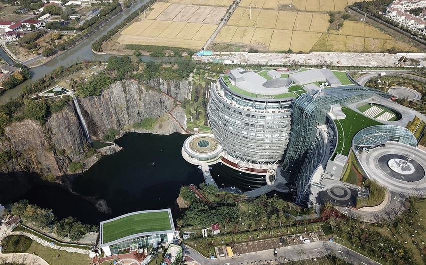 В пригороде Шанхая открылся первый в мире отель, возведенный в заброшенном карьере - ФОТО