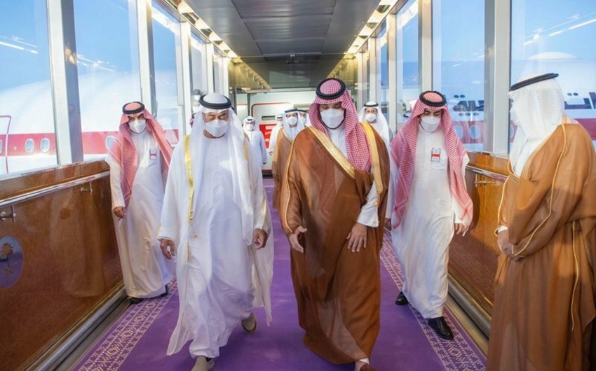 В Саудовской Аравии красную ковровую дорожку заменили на сиреневую
