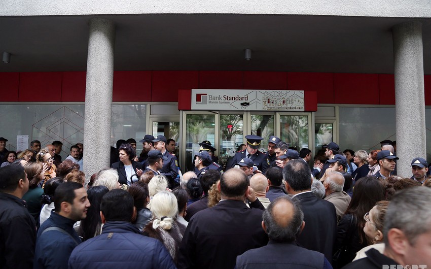 Crowd gathered in front of 'Bank Standard' office