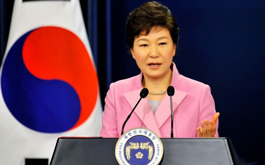 Cənubi Koreya prezidentinin iqamətgahı qarşısındakı posta avtomobil çırpılıb