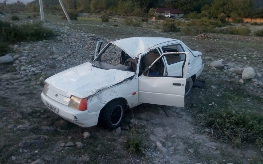В Огузе перевернулся автомобиль, трое пострадали