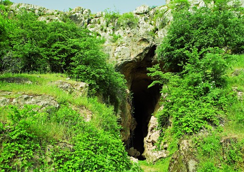 Армяне проводили незаконные археологические раскопки в Азыхской пещере