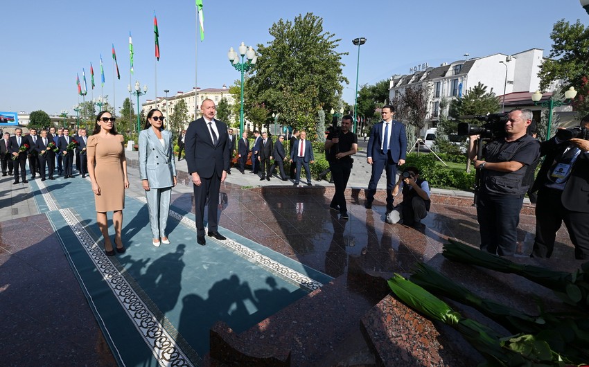 Prezident və birinci xanım Daşkənddə Ümummilli Liderin barelyefi önünə gül dəstələri qoyublar - YENİLƏNİB