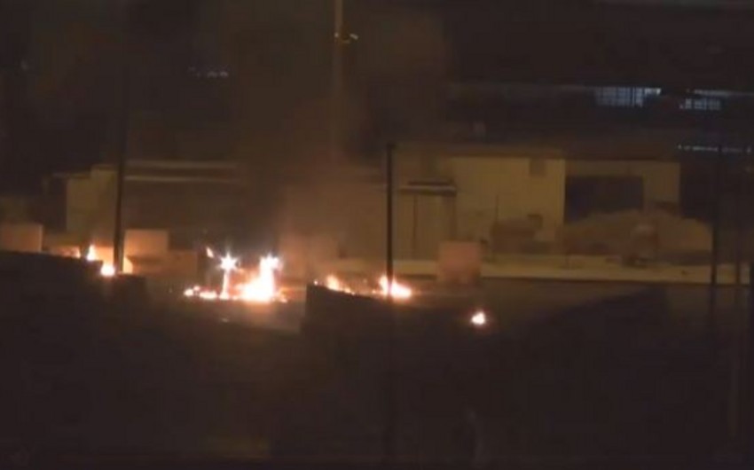 В Бахрейне молодежь атаковала полицейский автомобиль - ВИДЕО