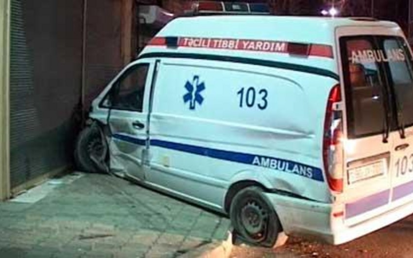 ​В Баку машина скорой помощи попала в ДТП