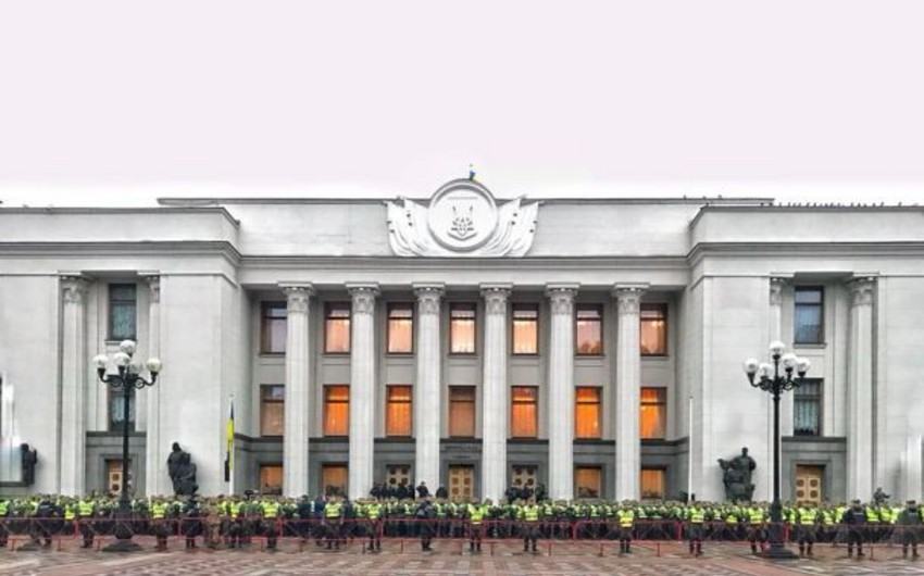 Kiyevdə Ali Rada binasının ətrafında ikiqat kordon yerləşdirilib, bir sıra mərkəzi küçələr bağlanıb