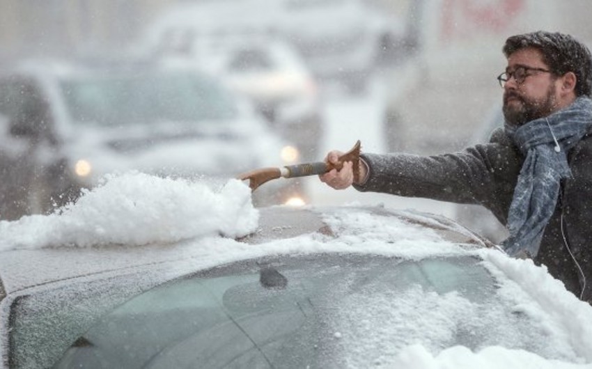 ​Сильный снегопад парализовал движение 15 тыс. машин во французских Альпах