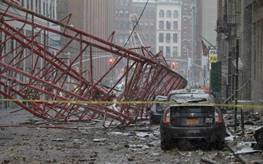В Нью-Йорке упал строительный кран - один человек погиб, 15 ранены