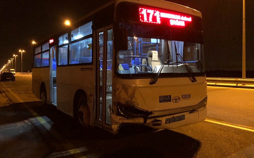 Bakıda sərnişin avtobusu ilə minik avtomobili toqquşub - FOTO - VİDEO - YENİLƏNİB-2