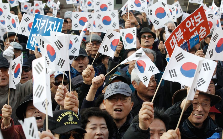 СМИ: Около полумиллиона человек вышли на улицы Сеула, требуя отставки властей