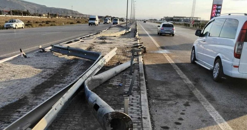 Агентство: Два грузовика снесли ограждения на трассе Баку-Алят-Газах 