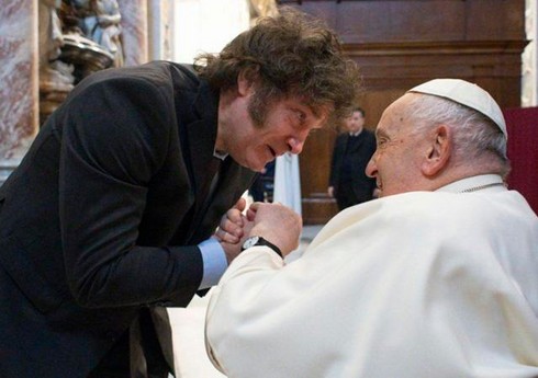 Президент Аргентины попросил у Папы Римского прощения