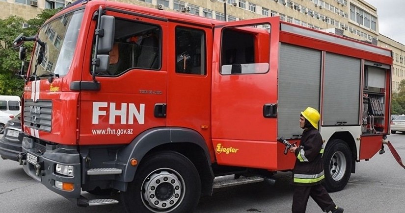 В Баку произошел пожар в жилом доме, жителей эвакуировали