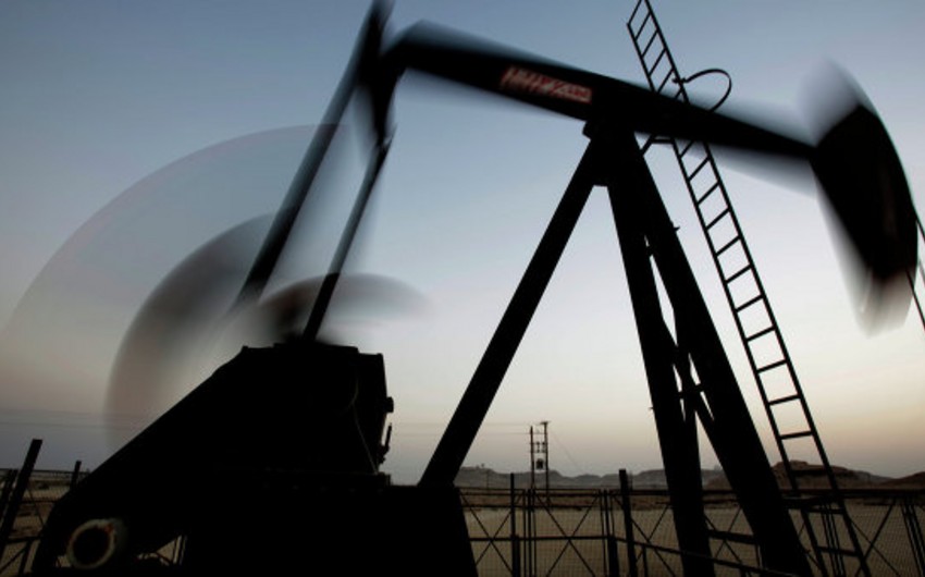 Мировые цены на нефть снижаются на фоне превышения предложения над спросом