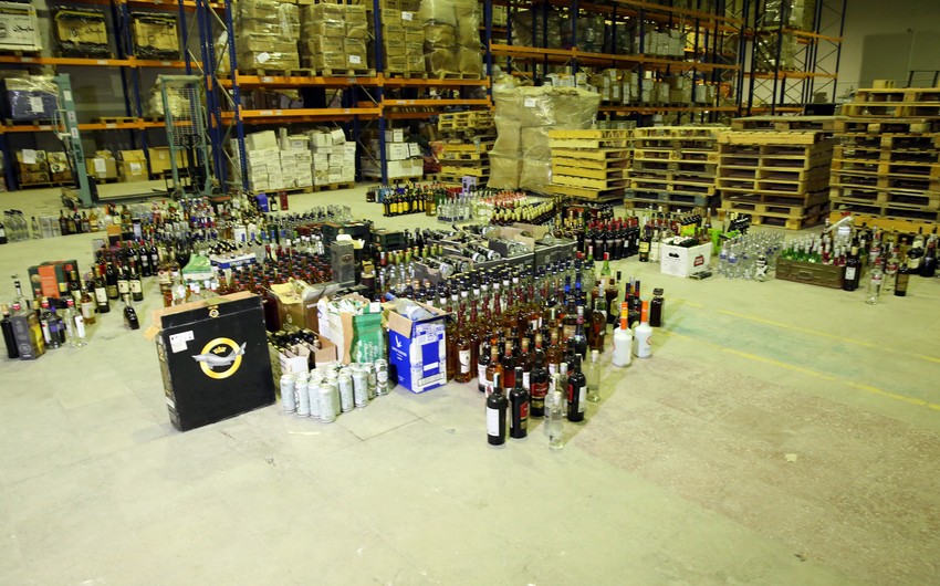 Azerbaijani customs officers confiscate large amounts of alcohol, cigarettes