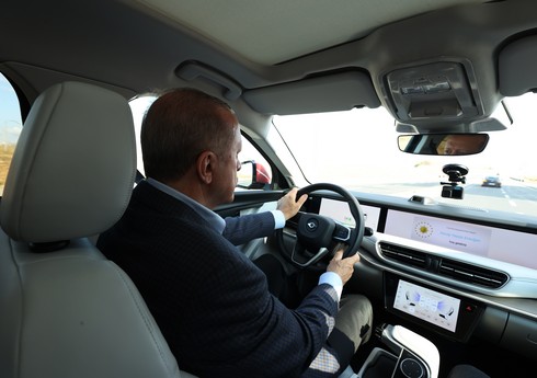 Эрдоган проехал на национальном автомобиле страны