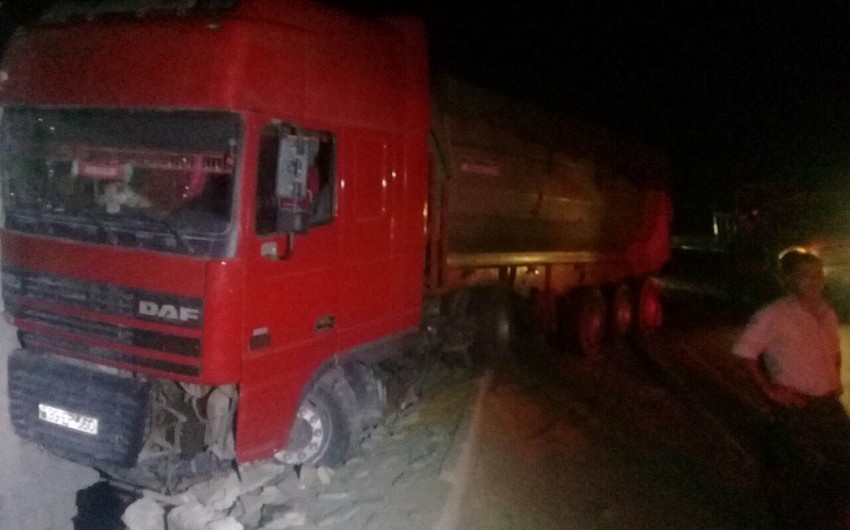 В Баку оставленный водителем грузовик съехал с дороги и врезался в забор - ФОТО