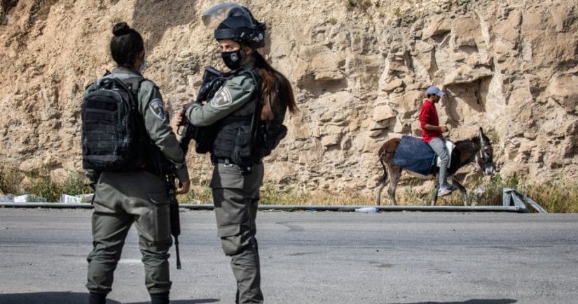 Border police officer lightly hurt in stabbing attack at Jerusalem’s Damascus Gate